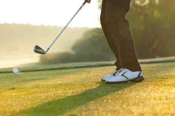 Närbild av man spela golf på gröna banan — Stockfoto