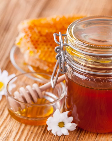 新鲜的蜂蜜罐中 — 图库照片