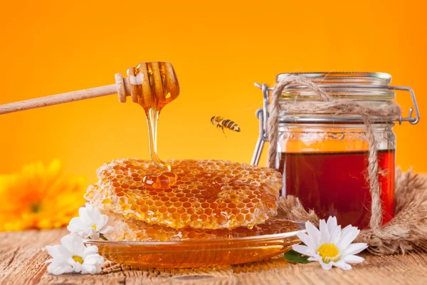 Fresh honey with dipper — Stock Photo, Image