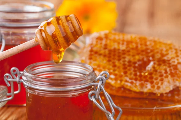 Čerstvý med s naběračka — Stock fotografie