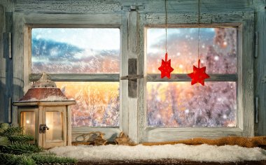 Atmosferik Noel pencere pervazına dekorasyon