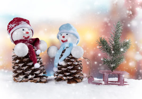 Muñecos de nieve de Navidad con árbol y trineo — Foto de Stock