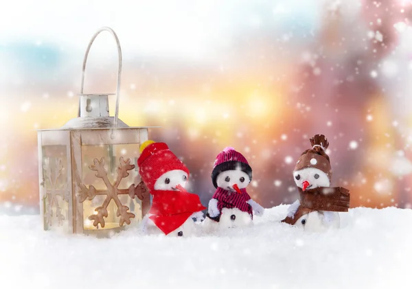 Christmas snowmaen met lantaarn — Stockfoto