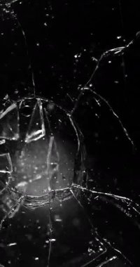 Siyah Arkaplanda Parçalanmış Camların Süper Yavaş Hareketi. Camları kurşundan kır. High Speed Cinema Camera 'da çekildi, 1000 fps. Dikey Görünüm Oranı.