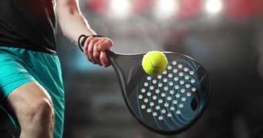 Bir Padel oyuncusunun raketle topa vuruşunun süper yavaş çekim yakın çekimi, 1000 fps 'de çekildi. Dramatik stüdyo ışıklandırması sporun dinamik bir eylemde etkisini, hareketini ve enerjisini vurgular. Hız Hızı.