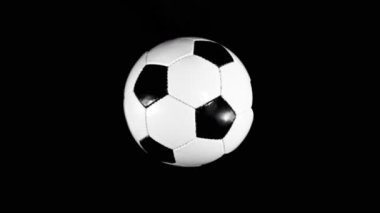 Süper Yavaş Hareketli Futbol Topu Hareketi. Kara Arkaplan 'da izole edilmiş. Üst Manzara. Yüksek Hız Sinema Kamerası, 1000fps.