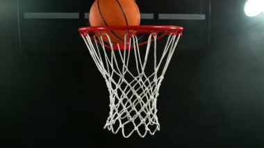 Basketbol topunun sepete vuruşunun süper yavaş çekimi. Yüksek hızlı sinema kamerasıyla çekildi, 1000fps. Kamera hareket halinde.