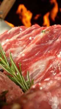 Çiğ Çeşit Çeşit Et Yığını. High Speed Cinema Camera 'da çekilmiştir. Et Hazırlama Konsepti, Arkaplanda Yangın. Kamera Hareket Kontrol Sistemi 'ne yerleştirildi. Dikey Görünüm Oranı.