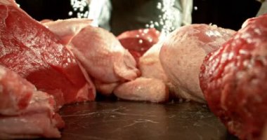 Şefin Çiğ Et Üzerine Tuz ve Baharat Fırlatma Hareketi. High Speed Cinema Camera 'da çekilmiştir. Et Hazırlama Konsepti, Arkaplanda Yangın. Kamera Hareket Kontrol Sistemi 'ne Yerleştirildi.