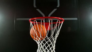 Basketbol topunun sepete vuruşunun süper yavaş çekimi. Yüksek hızlı sinema kamerasıyla çekildi, 1000fps. Kamera hareket halinde. Hız rampası etkisi.