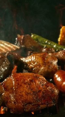 Izgara et ve sebze karışımı ızgara ızgara ızgara ve ateş. Barbekü ve Lezzetli Taze Yemek. Slow Motion, High Speed Cinema Camera 'da çekildi. Dikey Görünüm Oranı.