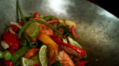 Et ve sebzeli Uçan Asya Yemeklerinin Süper Yavaş Hareketi. High Speed Cinema Camera 'da çekildi, 1000 fps. Arka planda Görüntü Mutfağı İçi.