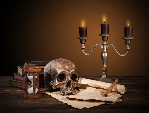 Fotografia de arte de vida morta no esqueleto do crânio humano — Fotografia de Stock