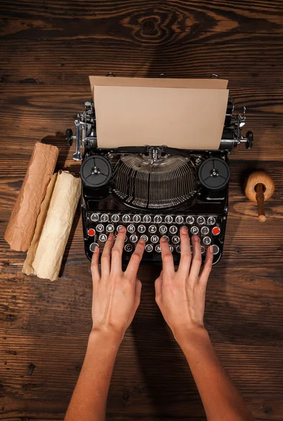 Donna che scrive su una vecchia macchina da scrivere — Foto Stock