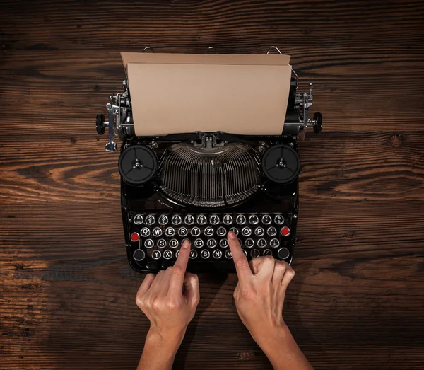 Mulher digitando em uma velha máquina de escrever — Fotografia de Stock
