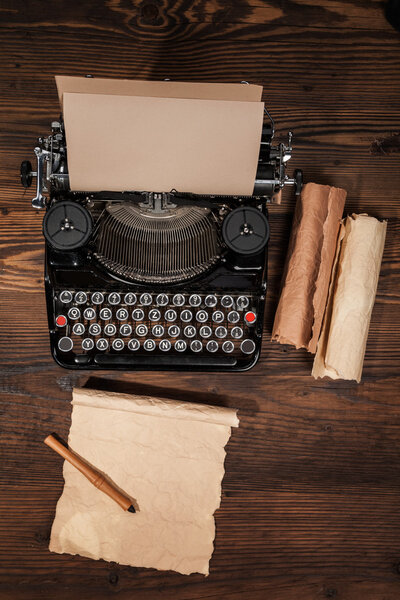 старая пишущая машинка на деревянном столе
