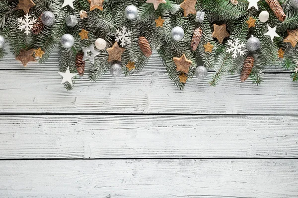 Abeto de Navidad con decoración en una tabla de madera — Foto de Stock