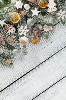 Tahtada süslemesi olan Noel ağacı