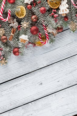 Tahtada süslemesi olan Noel ağacı