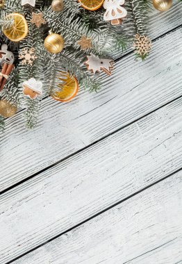 Tahtada süslemesi olan Noel ağacı