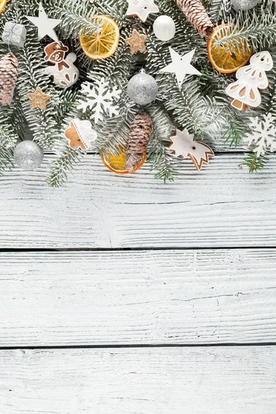 Abete di Natale con decorazione su una tavola di legno — Foto Stock