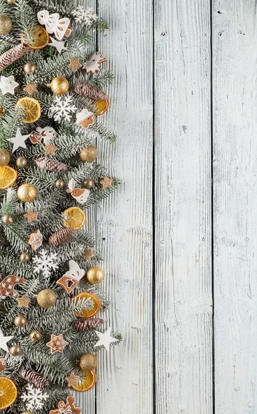 Abete di Natale con decorazione su una tavola di legno — Foto Stock