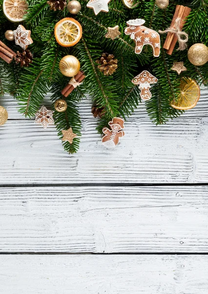 Tahtada süslemesi olan Noel ağacı — Stok fotoğraf