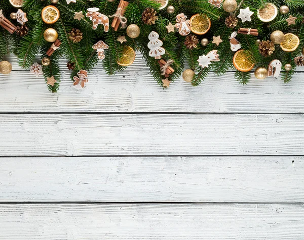 Abeto de Navidad con decoración en una tabla de madera — Foto de Stock