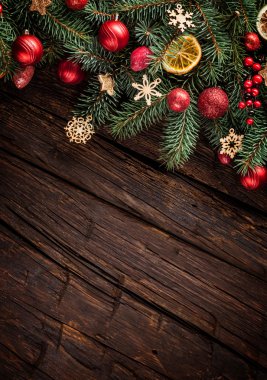 Tahtada süslemesi olan Noel ağacı