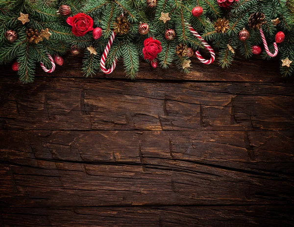 Kerst dennenboom met decoratie op een houten plank — Stockfoto