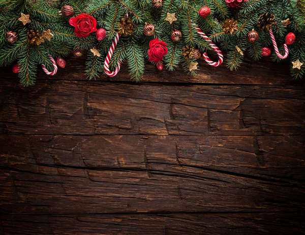 Árvore de abeto de Natal com decoração em uma placa de madeira — Fotografia de Stock