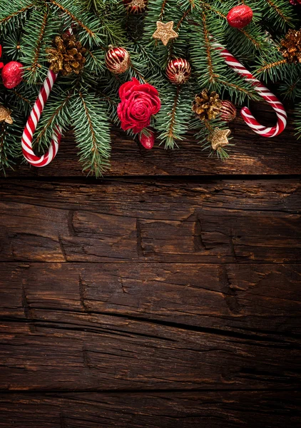 Pohon cemara Natal dengan dekorasi di papan kayu — Stok Foto