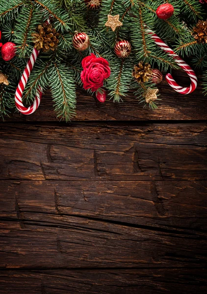 Kerst dennenboom met decoratie op een houten plank — Stockfoto