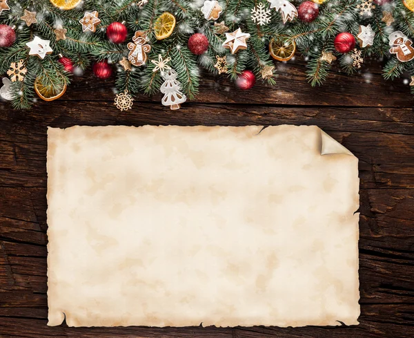 Decoración de abeto de Navidad con pergamino en blanco — Foto de Stock