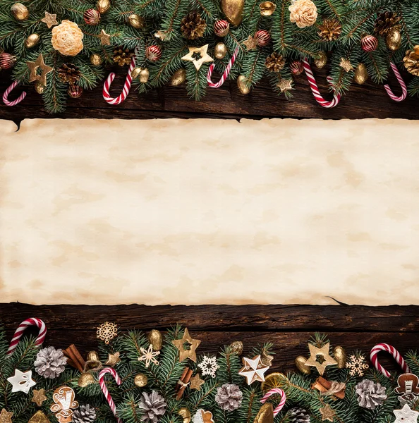 Vánoční jedle strom dekorace s prázdnou svitek — Stock fotografie