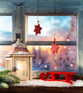 Atmosferik Noel pencere pervazına dekorasyon