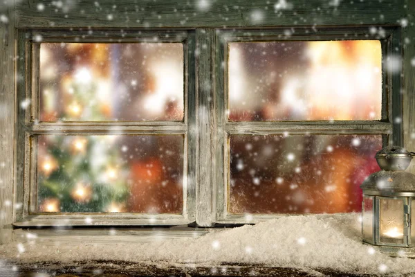Винтажное деревянное окно с видом на интерьер дома . — стоковое фото