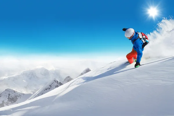 Лыжник бежит вниз — стоковое фото