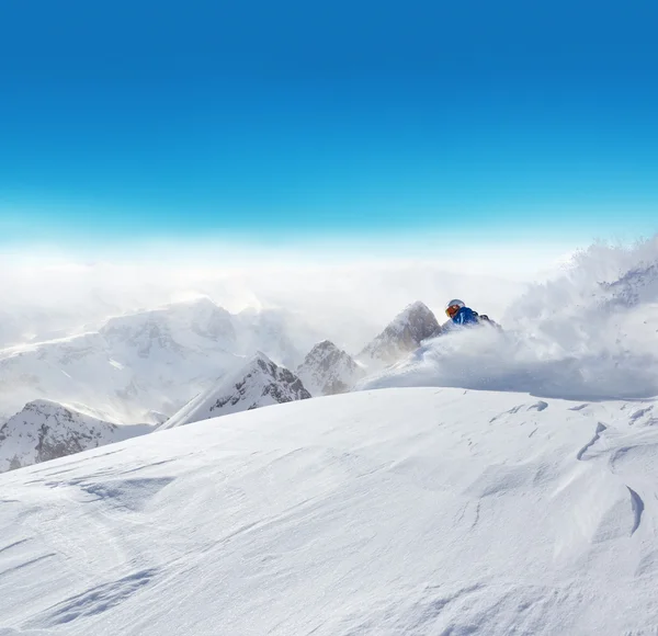 Man skiër lopen bergafwaarts — Stockfoto