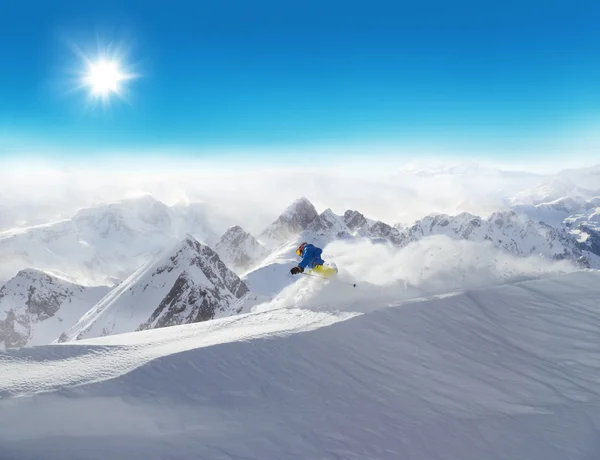 Homme skieur en descente — Photo