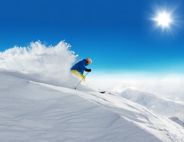 Homem esquiador correndo downhill — Fotografia de Stock