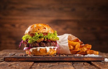 ahşap üzerine lezzetli hamburger