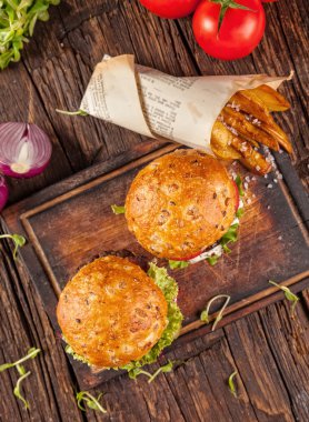 ahşap üzerine lezzetli hamburger