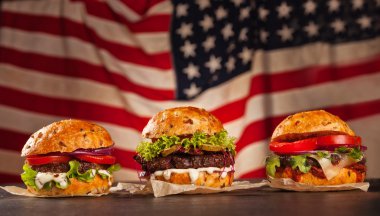 Ahşap üzerine lezzetli hamburgesr