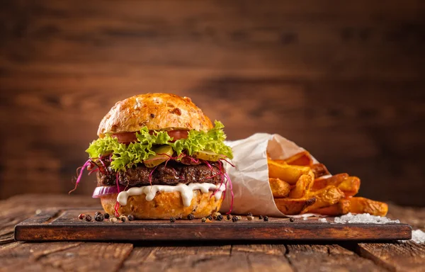 Hambúrguer delicioso em madeira — Fotografia de Stock