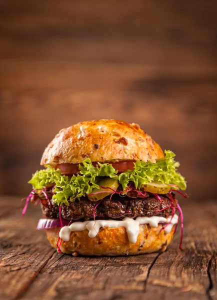 Deliciosa hamburguesa en madera —  Fotos de Stock