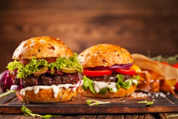 Delizioso hamburger su legno — Foto Stock