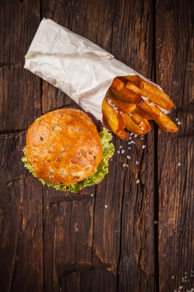 Heerlijk hamburger op hout — Stockfoto