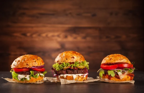 Délicieux hamburgers sur bois — Photo