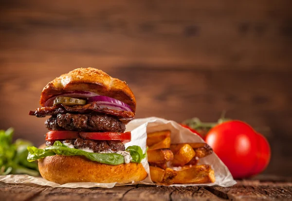 Läckra hamburgare på trä — Stockfoto